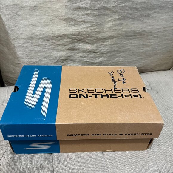 Sketchers women's sneakers in 9.5 - New in Box - Picture 9 of 10